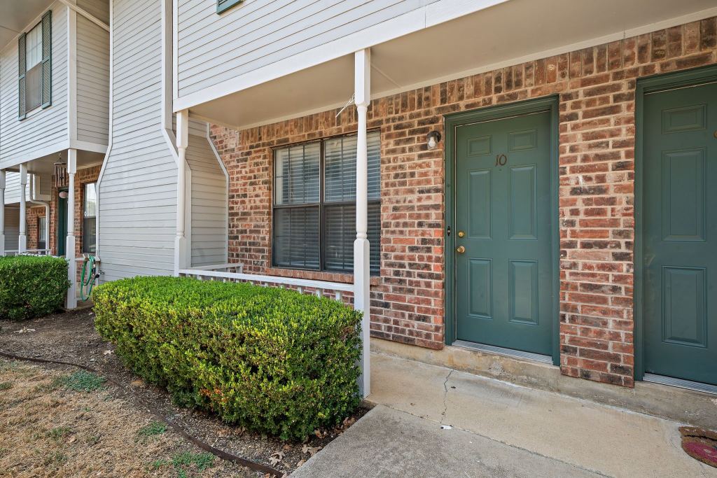 929 W Hickory Street A10, Denton, TX 76201 — photo 1