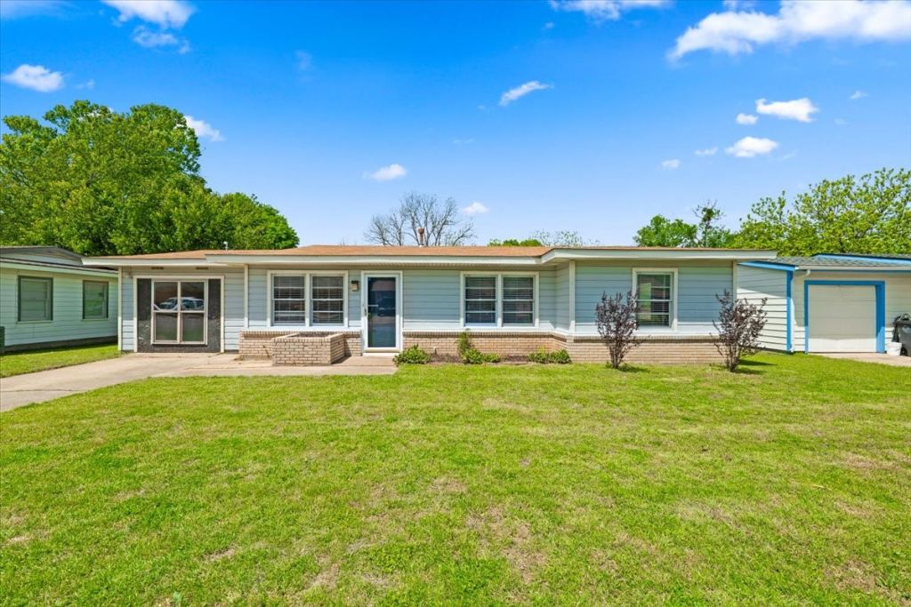 1308 Rose Avenue, Cleburne, TX 76033 — photo 1