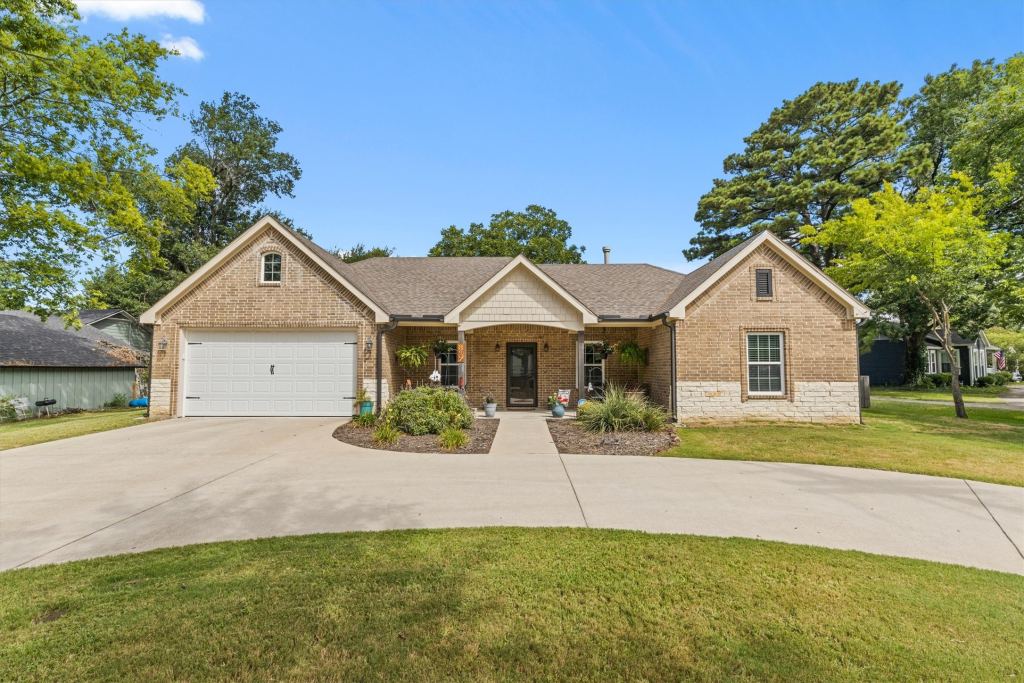 327 Walnut Street, Terrell, TX 75160 — photo 1