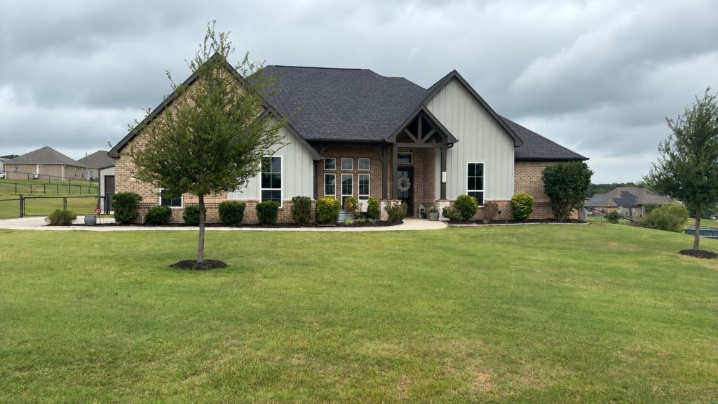 450 Christian Way, Azle, TX 76020 — photo 1