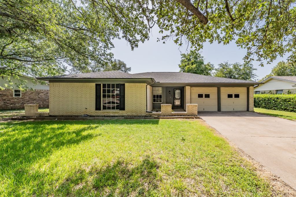 1227 Willowwood Drive, Cleburne, TX 76033 — photo 1