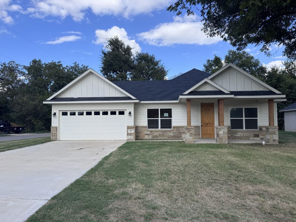 207 S Washington Street, Cleburne, TX 76031 — photo 1