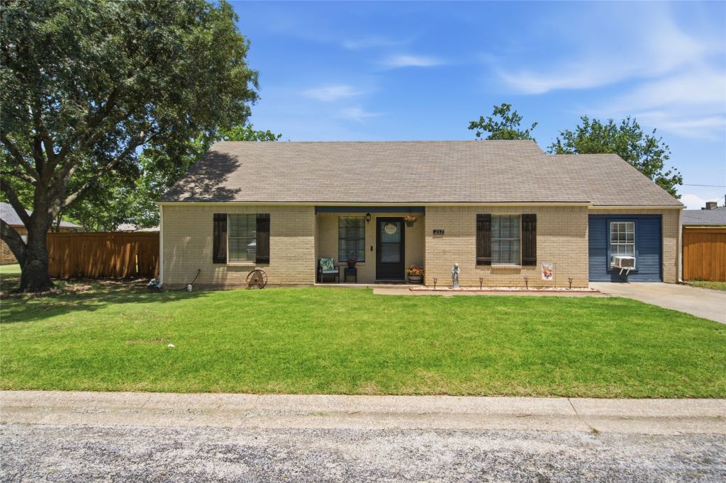 217 N Laramie Circle, Pilot Point, TX 76258 — photo 1
