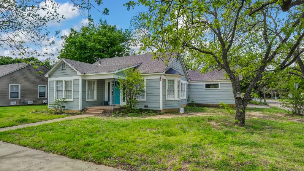 1715 N Oak Avenue, Mineral Wells, TX 76067 — photo 1