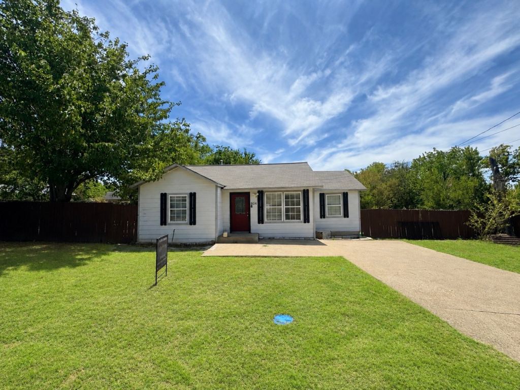 804 E Hook Street, Stephenville, TX 76401 — photo 1