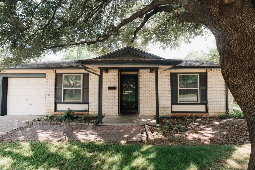 311 Town Creek Drive, Euless, TX 76039 — photo 1
