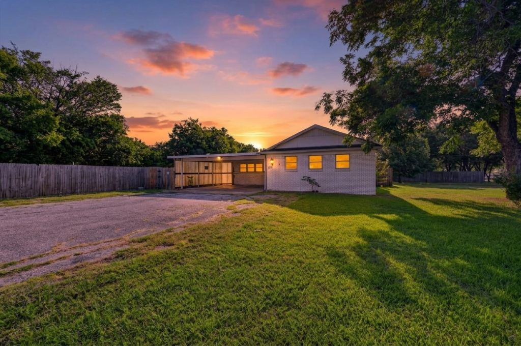 620 W Main Street, Crowley, TX 76036 — photo 1