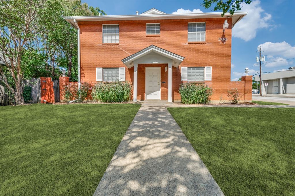 300 College Street E, Arlington, TX 76010 — photo 1