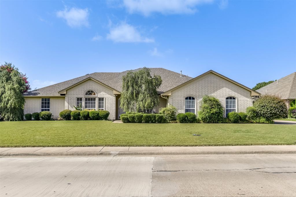 311 Northgate Drive, Waxahachie, TX 75165 — photo 1