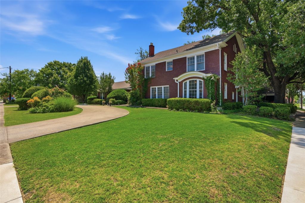 221 W 5th Street, Bonham, TX 75418 — photo 1