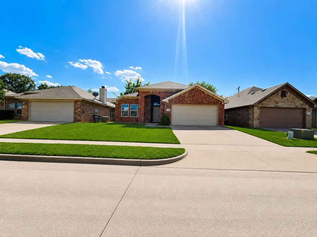 4204 Sapphire Lane, Granbury, TX 76049 — photo 1