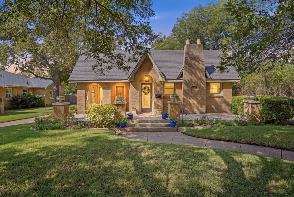 704 Forrest Avenue, Cleburne, TX 76033 — photo 1
