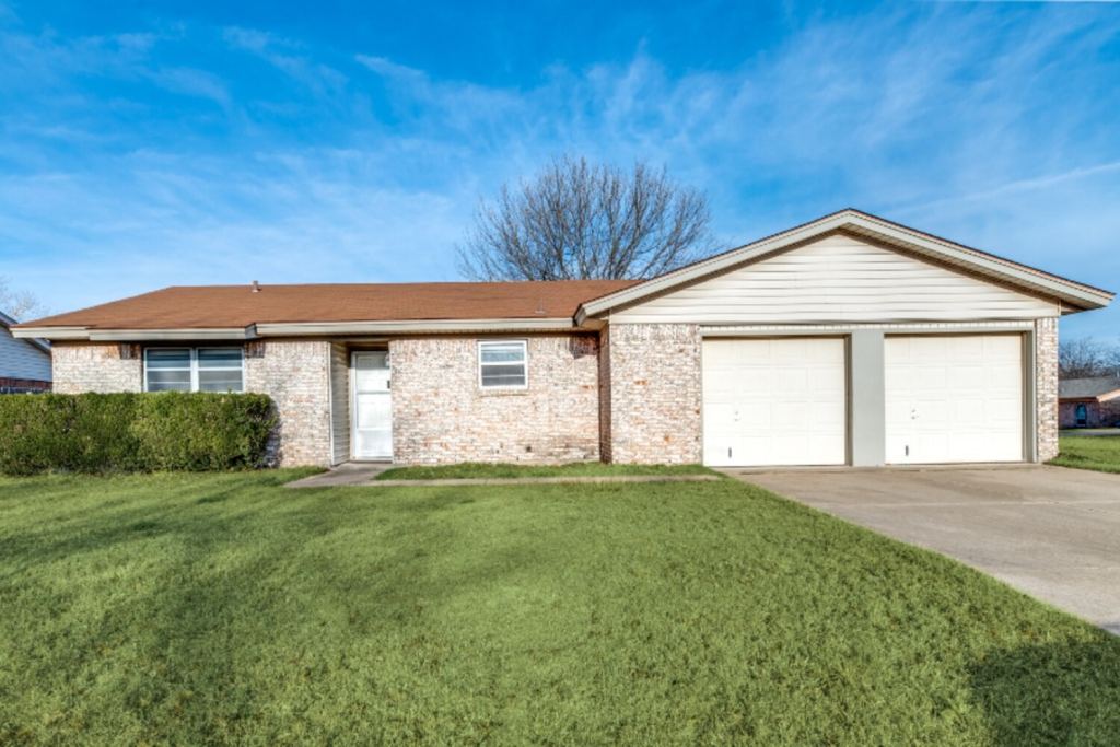 900 Skelly Street, Crowley, TX 76036 — photo 1