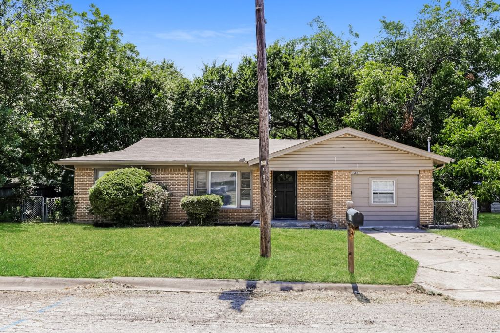 607 Dixon Street, Cleburne, TX 76033 — photo 1