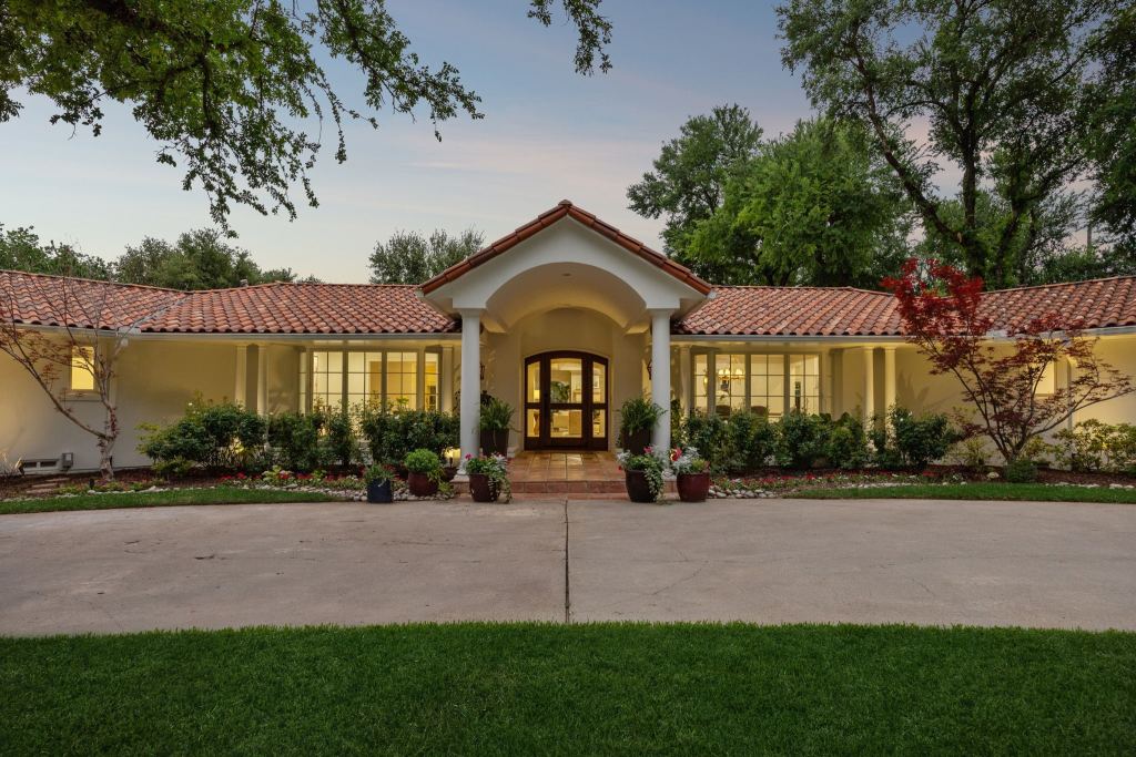 4630 S Lindhurst Avenue, Dallas, TX 75229 — photo 1