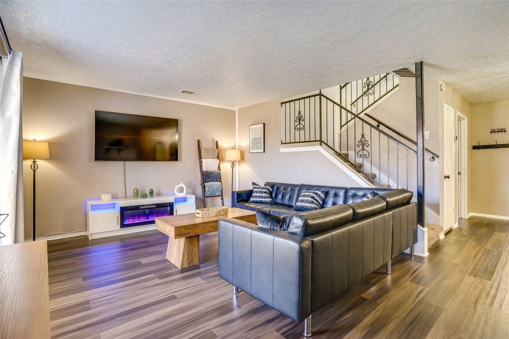 42 W Creek Lane 3, Grand Prairie, TX 75052 — photo 1
