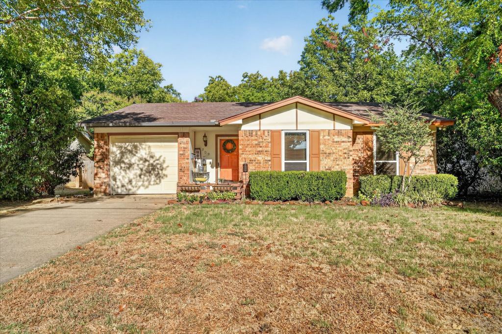 209 S Scott Street, Burleson, TX 76028 — photo 1