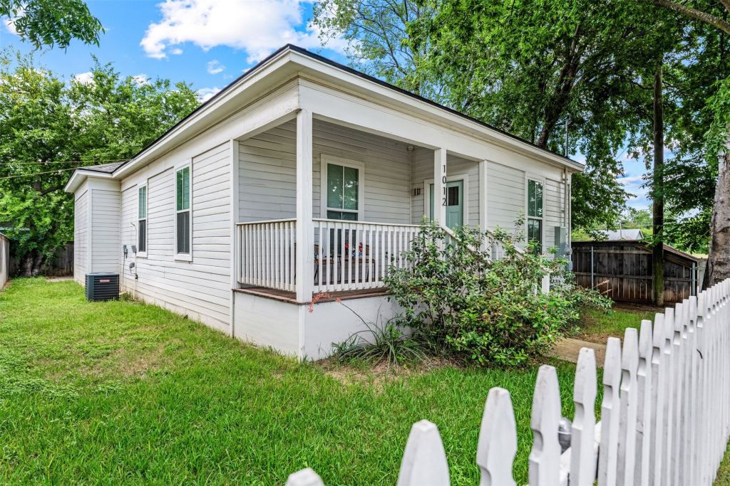 1012 Burnett Avenue, Waco, TX 76706 — photo 1