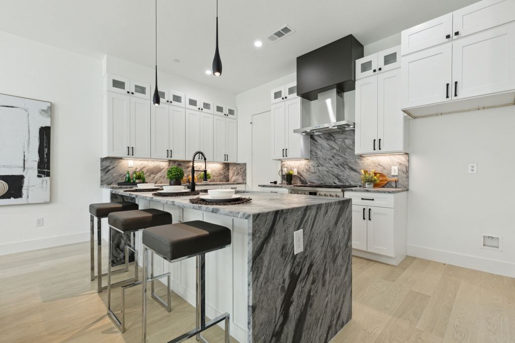 426 Melba Street 101, Dallas, TX 75208 — photo 1