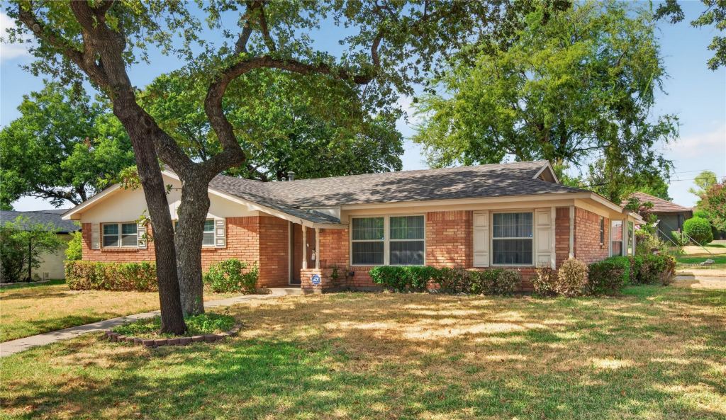 520 Circleview Drive N, Hurst, TX 76054 — photo 1