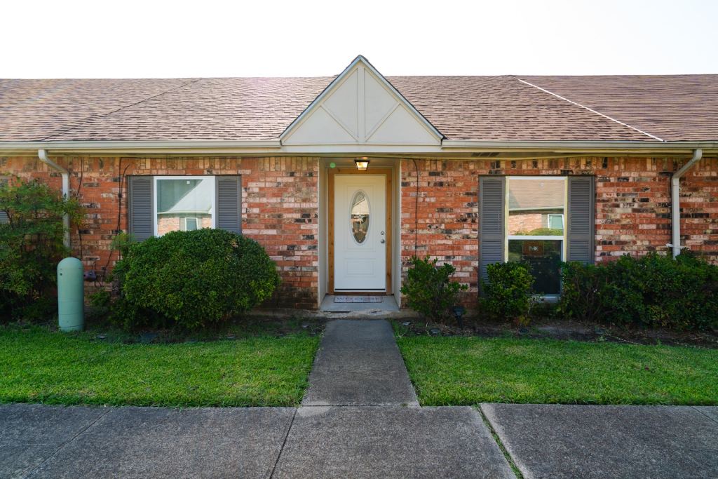 27 W Townhouse Lane, Grand Prairie, TX 75052 — photo 1