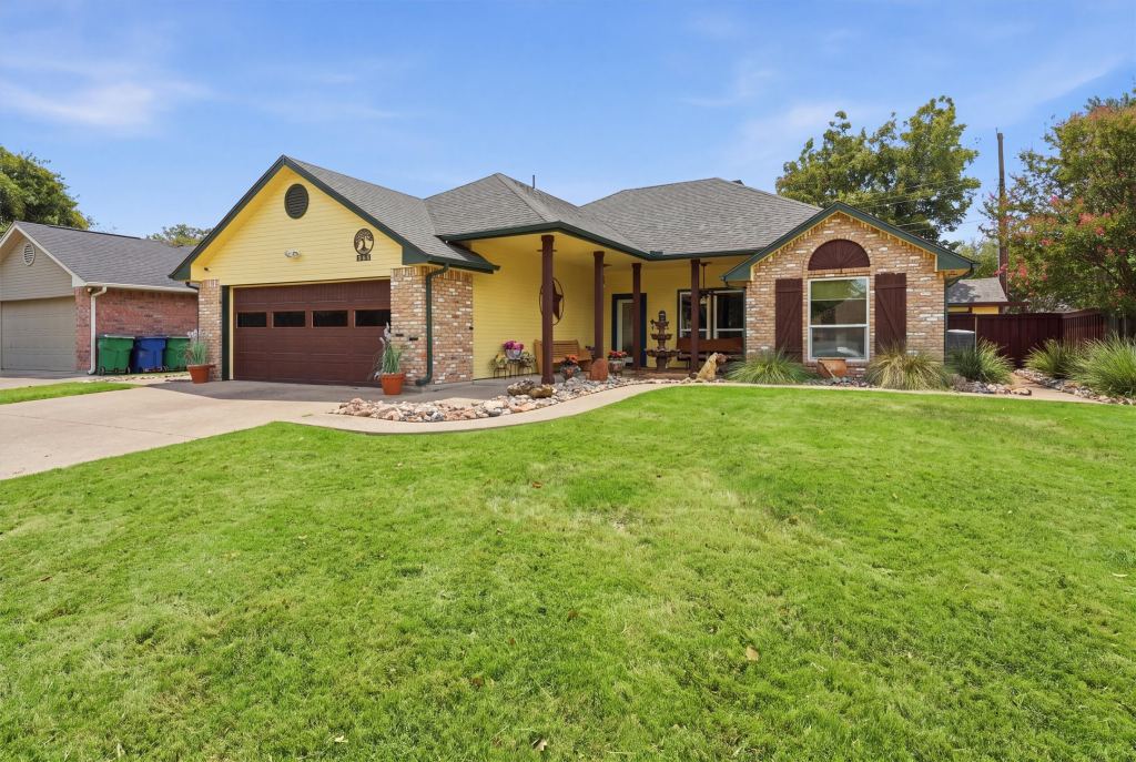 215 Morene Avenue, Waxahachie, TX 75165 — photo 1