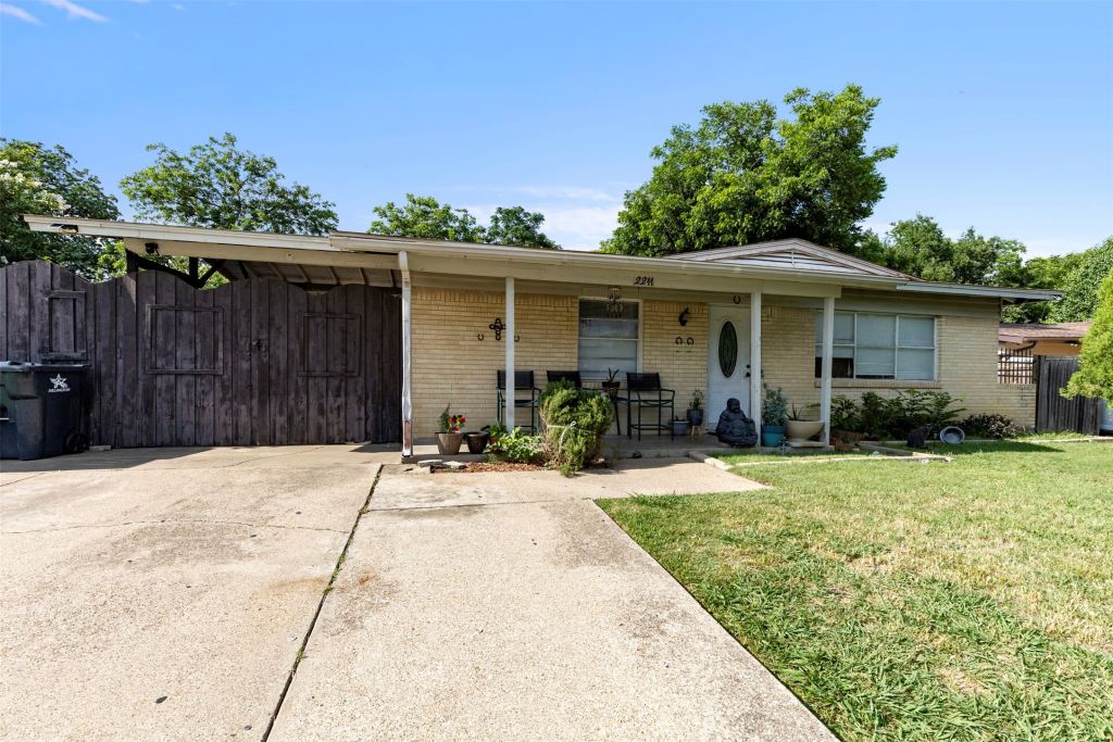 2211 Cloverdale Street, Arlington, TX 76010 — photo 1