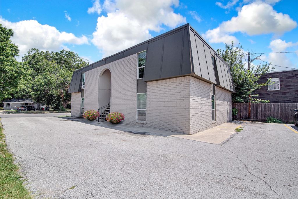 304 E Mitchell Street, Arlington, TX 76010 — photo 1