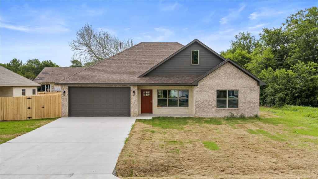 106 N Lackey Street, Tom Bean, TX 75489 — photo 1