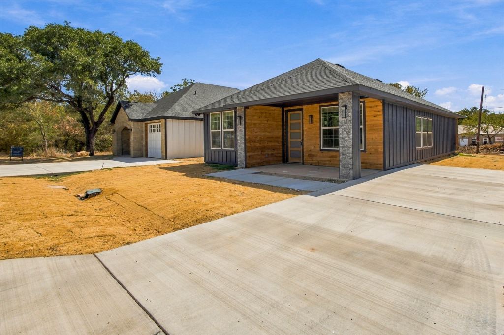 2721 Sycamore Court, Granbury, TX 76048 — photo 1