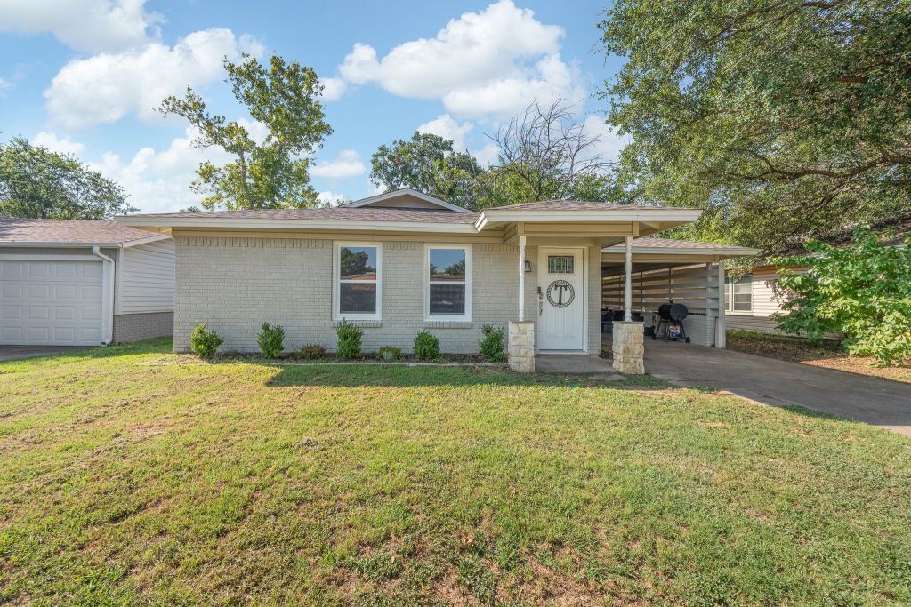 809 Phillips Street, Cleburne, TX 76033 — photo 1