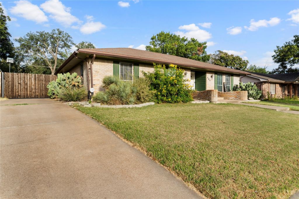 504 Richland Drive, Waco, TX 76710 — photo 1