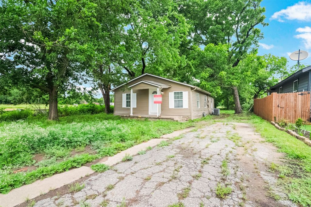 627 E Pacific Street, Sherman, TX 75090 — photo 1