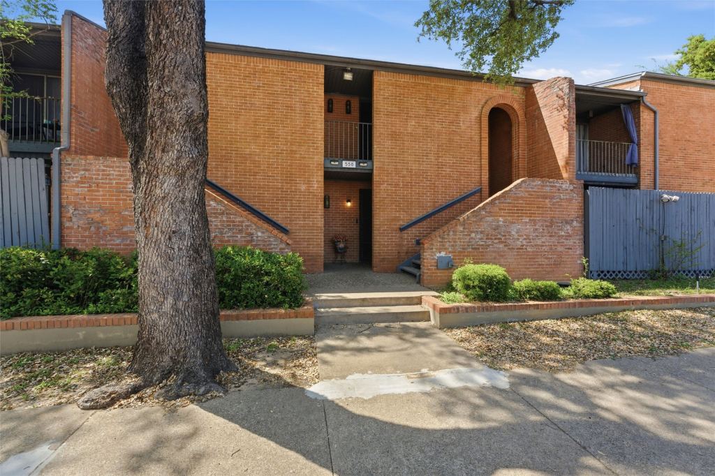 558 E Avenue J D, Grand Prairie, TX 75050 — photo 1