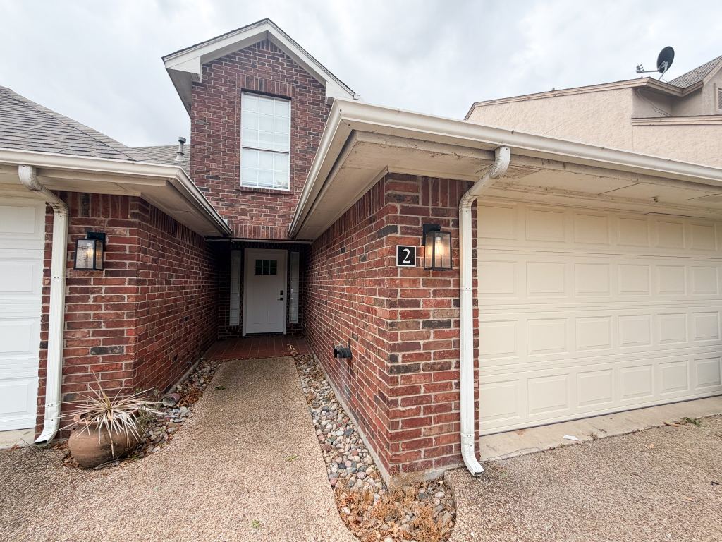 2 Country Club Place, Waxahachie, TX 75165 — photo 1