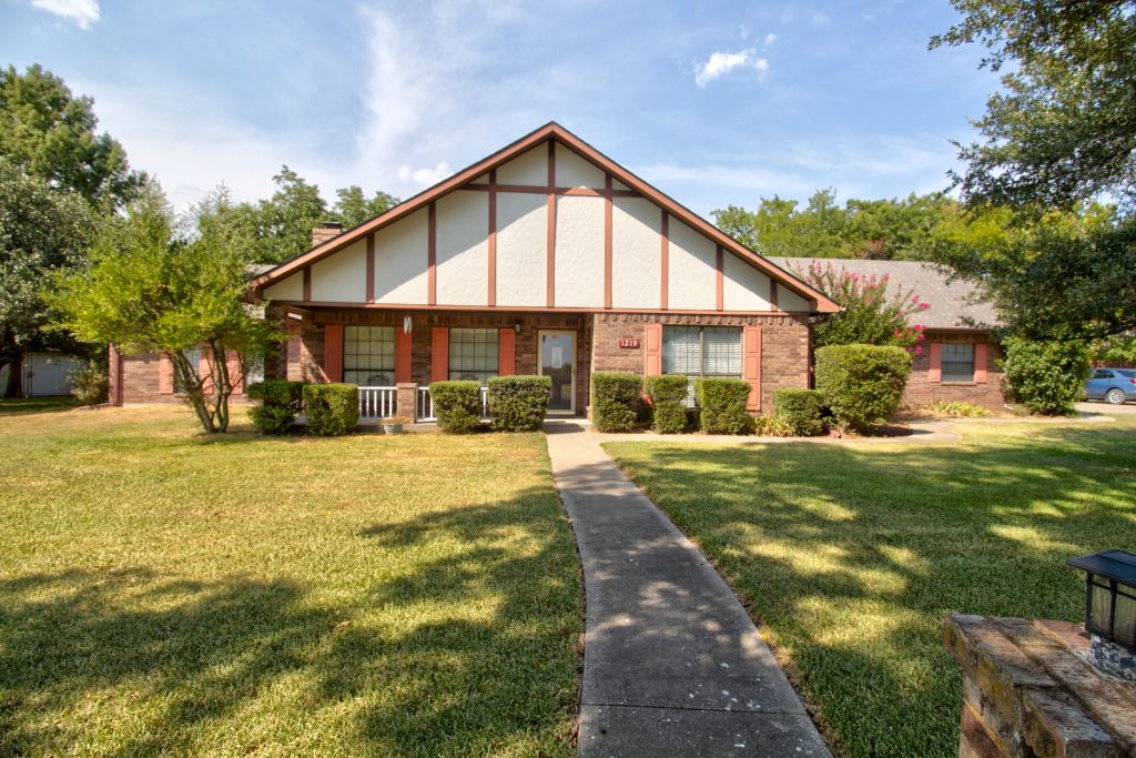 1219 Kiowa Drive E, Lake Kiowa, TX 76240 — photo 1