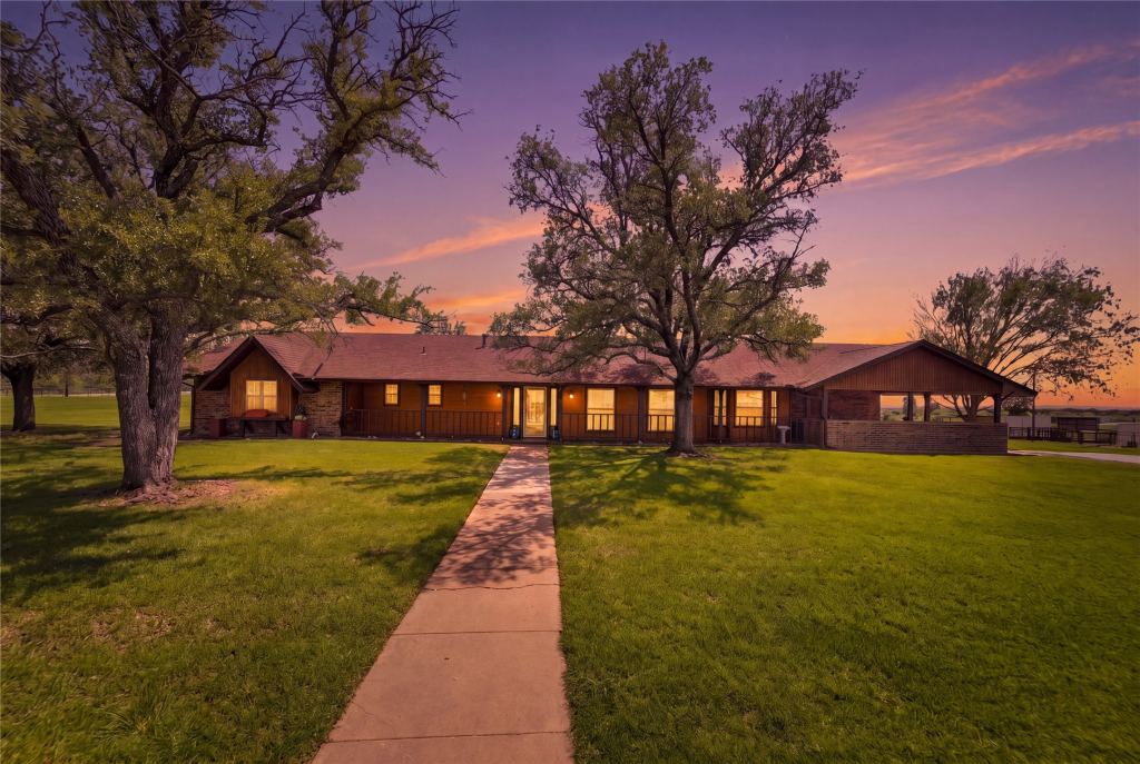 911 Mcvoid Road, Springtown, TX 76082 — photo 1