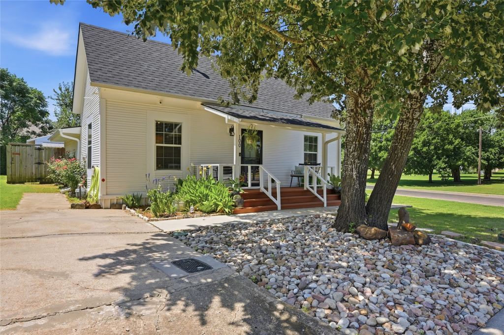 100 Buchanan Street, Whitesboro, TX 76273 — photo 1
