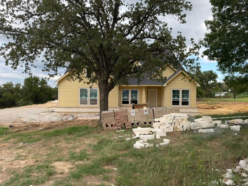 124 Oak Grove Way, Springtown, TX 76082 — photo 1