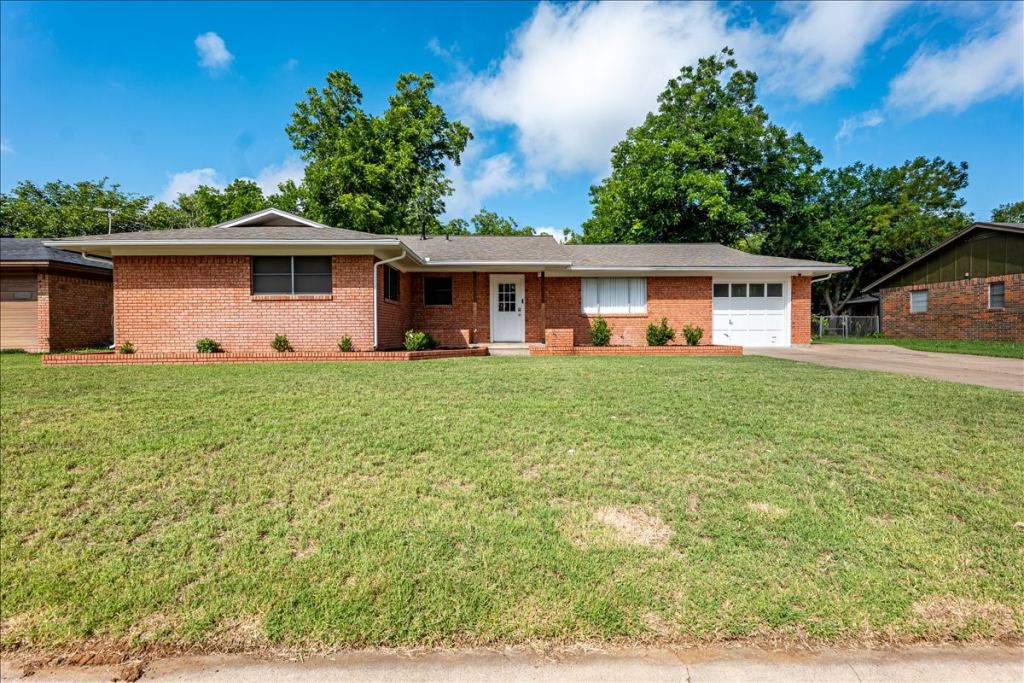 1762 N McCart Street, Stephenville, TX 76401 — photo 1