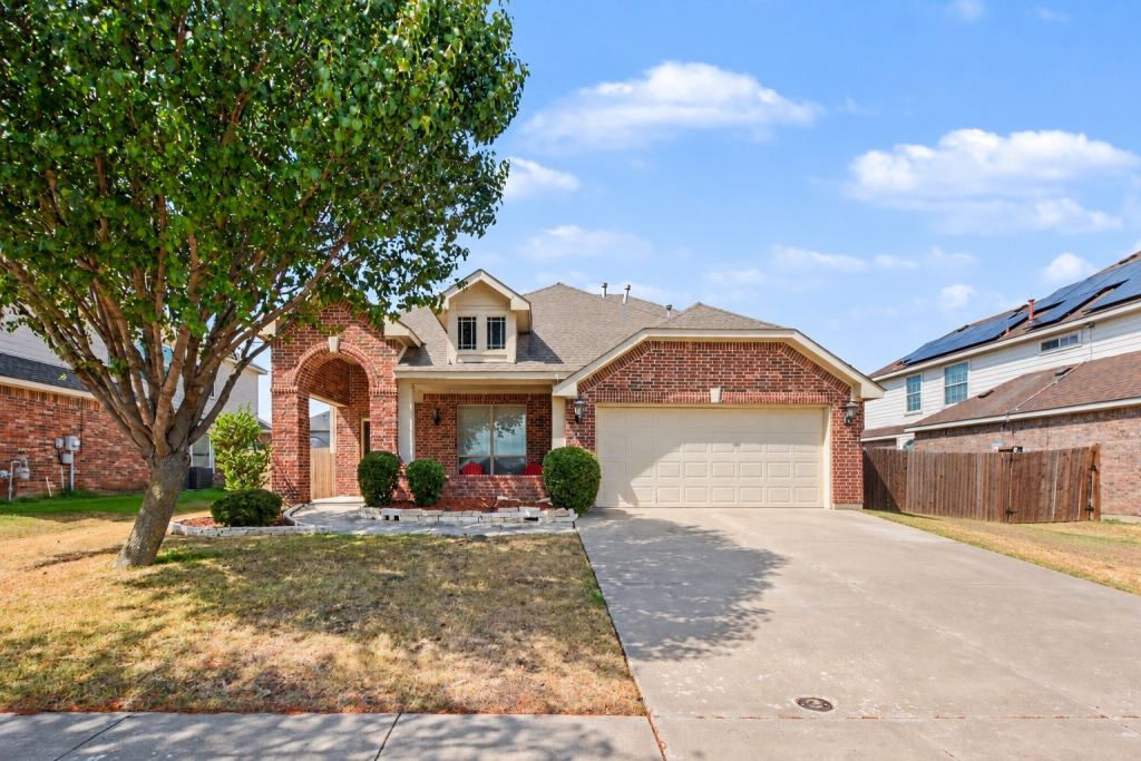 200 Lorient Drive, Mansfield, TX 76063 — photo 1