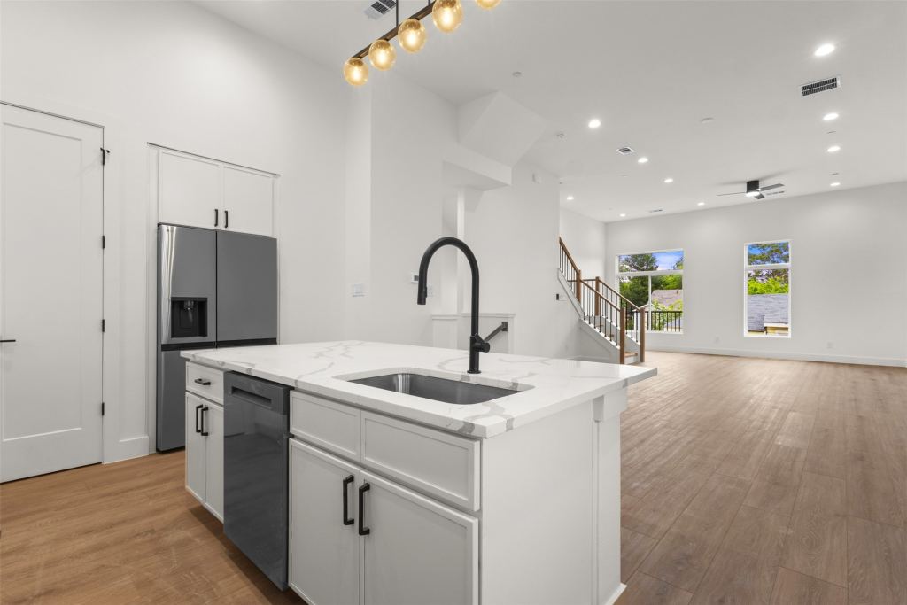 2203 Hondo Avenue 305