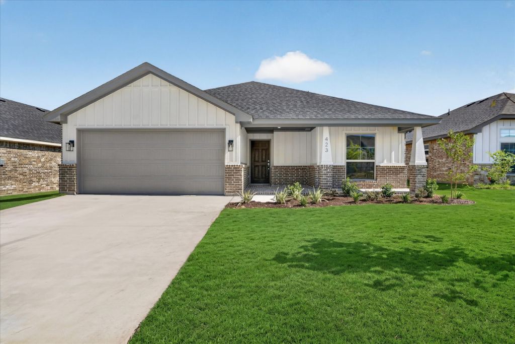 423 Rose Avenue, Cleburne, TX 76033 — photo 1