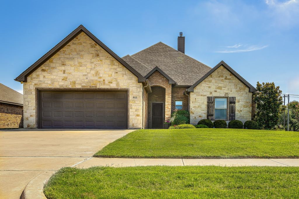 815 Chestnut Grove Drive, Cleburne, TX 76033 — photo 1