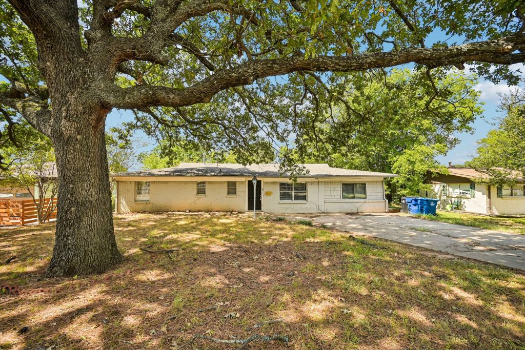 105 S Hickory Avenue, Denison, TX 75020 — photo 1