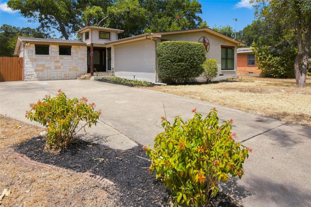 815 National Drive, Irving, TX 75060 — photo 1