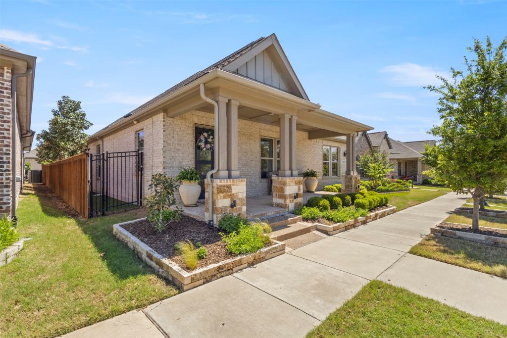 4825 Beaver Creek Drive, Arlington, TX 76005 — photo 1