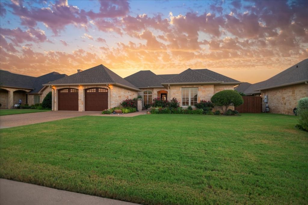 1608 Ridgewood Drive, Waco, TX 76710 — photo 1