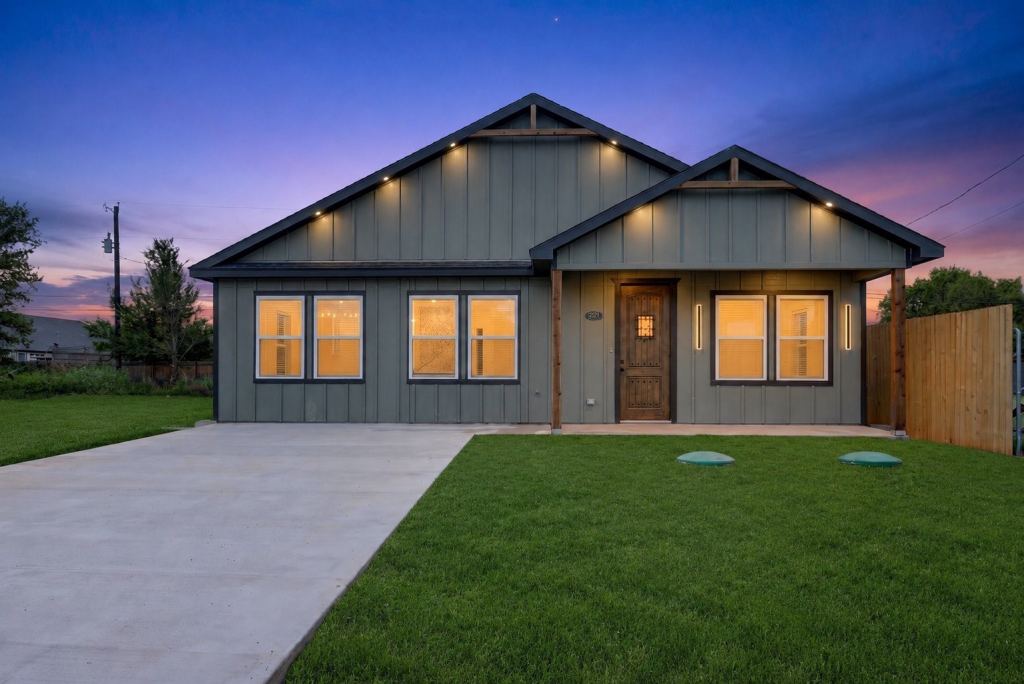 2921 Blackjack Lane, Granbury, TX 76048 — photo 1
