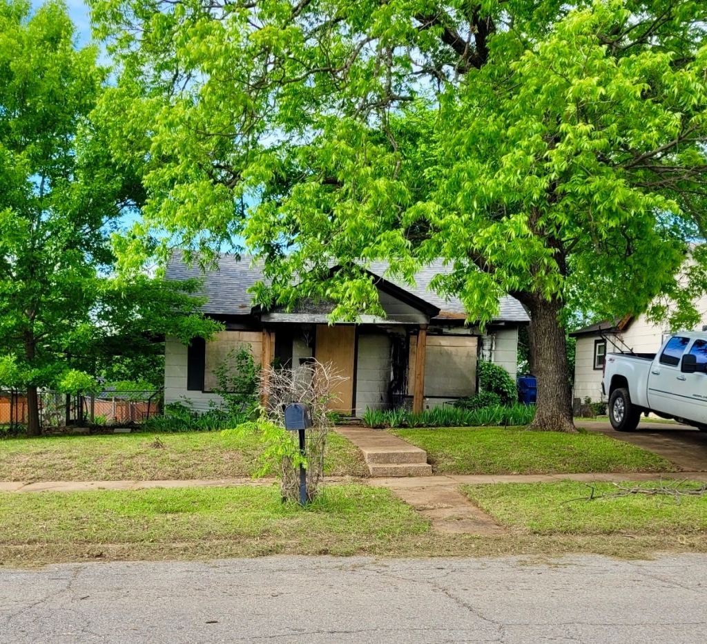 125 E Munson Street, Denison, TX 75021 — photo 1